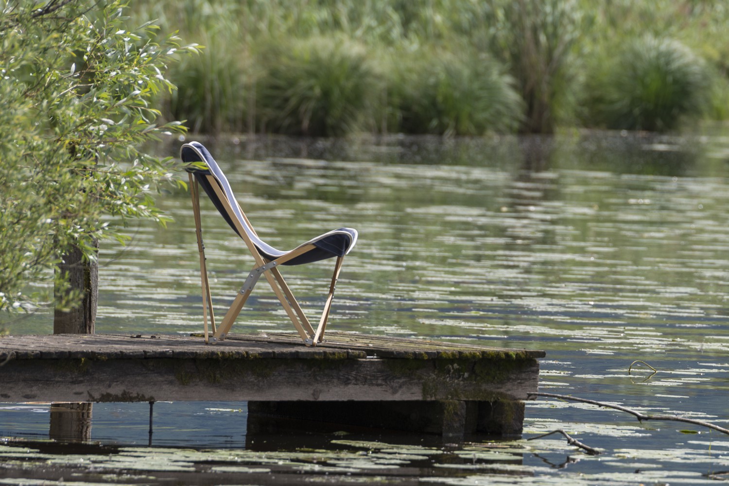Kampierstuhl Esche mit Sitzfläche Segeltuch blau - am See