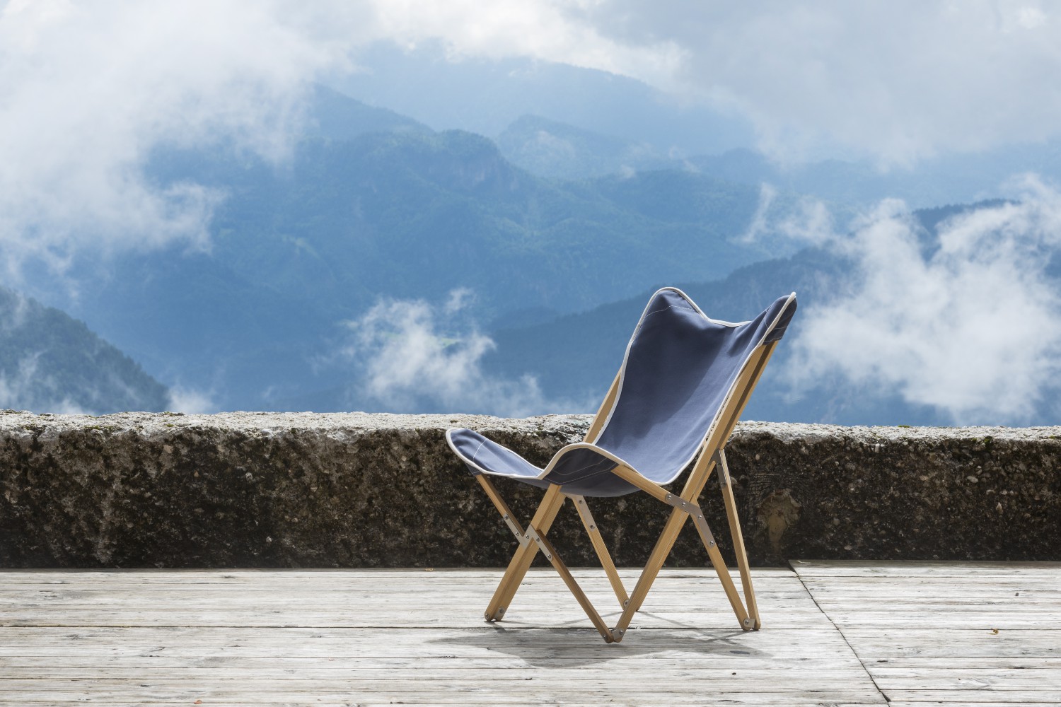 Kampierstuhl Esche mit Sitzfläche Segeltuch blau - auf Bergterrasse in Wolken