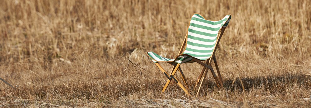 Kampierstuhl - Segeltuch grün/weiß gestreift im Schilf